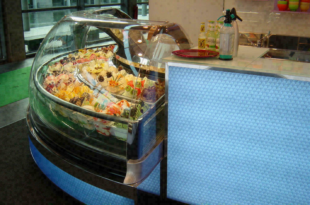 Vitrina-refrigerada-de-metacrilato-termoformado-decorado-con-panel-bencore-lightben-azul