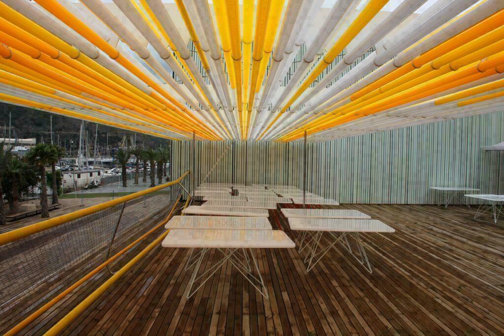 Terraza-exterior-mesas-metacrlato-vitroflex-bajo-pergola-tubos-policarbonato