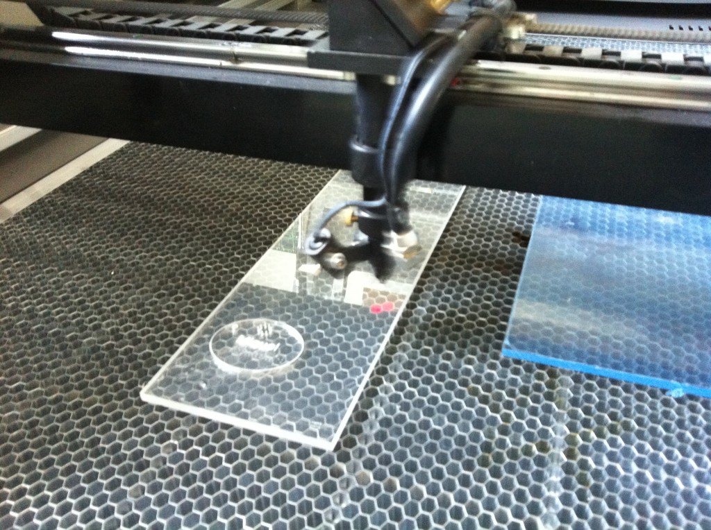 grabado laser metacrilato