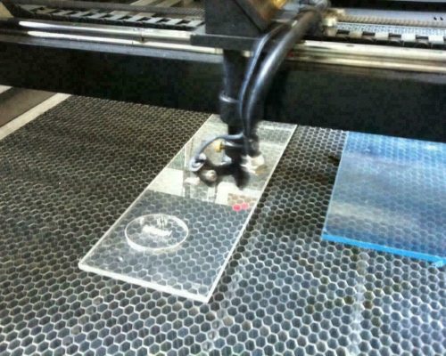 grabado laser metacrilato